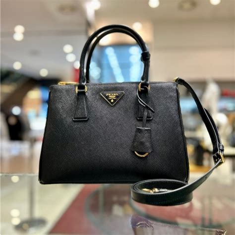 prada milano 1ba863 saffiano cocco nero fuxia|Medium Prada Galleria Saffiano leather bag.